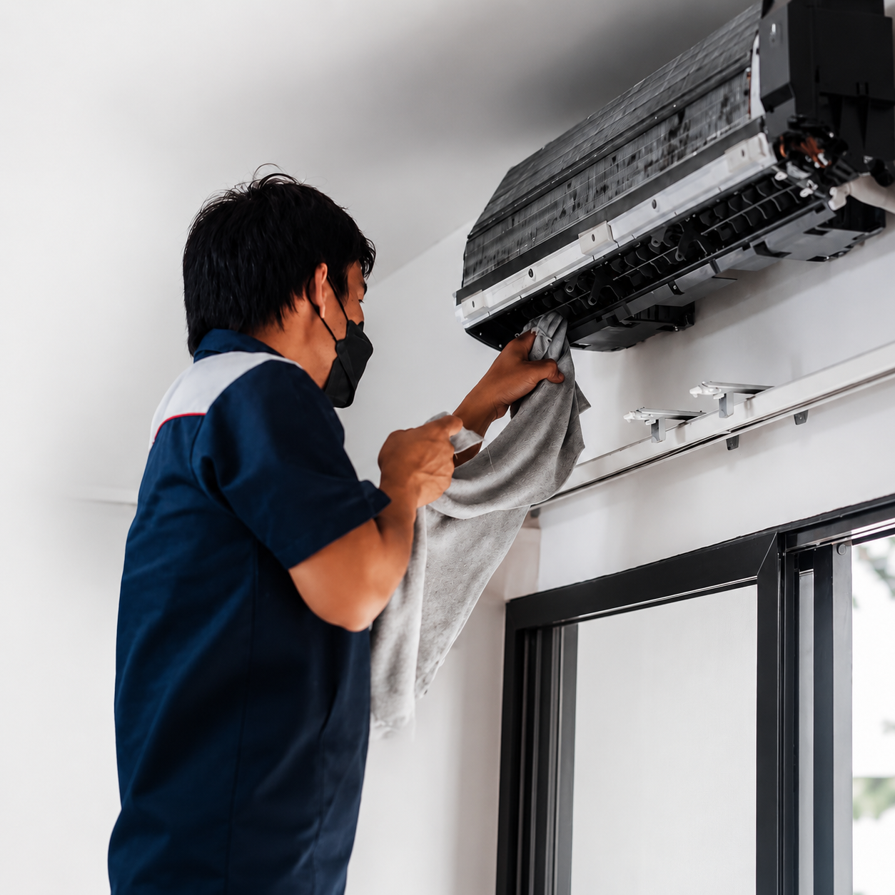 Tecnico realizando limpeza do ar-condicionado